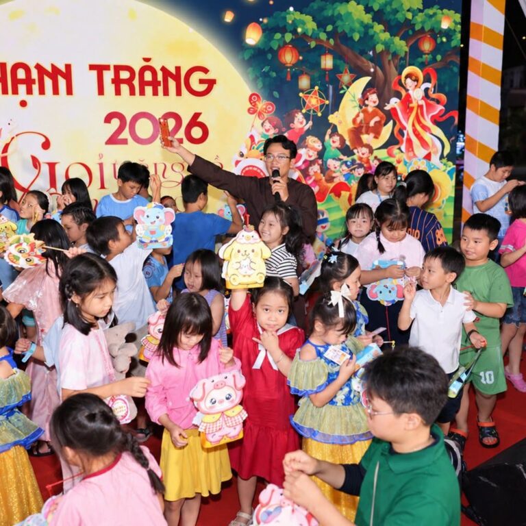 Các em nhỏ rạng rỡ đón Tết Trung thu tại sự kiện Chạm Trăng Bcons City Mall