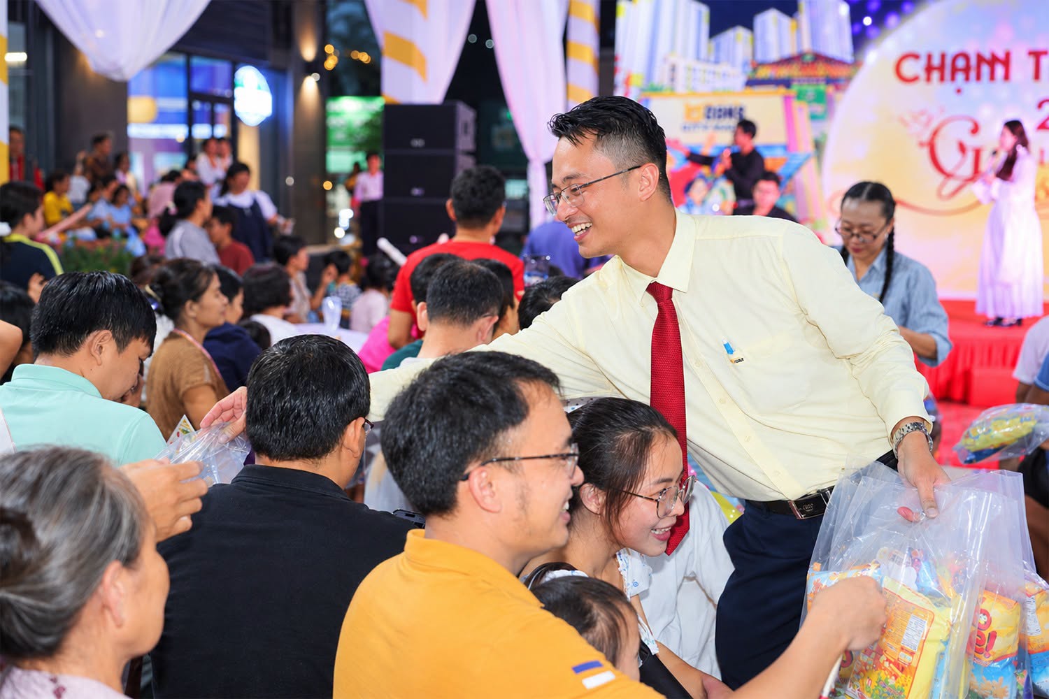 Các em nhỏ hào hứng cầm đèn lồng cùng chú Cuội trên sân khấu sự kiện Chạm Trăng Bcons City Mall